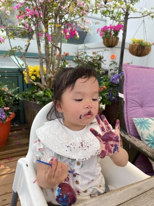 陈少霞晒与老公度假照,陈少霞抱女儿照片