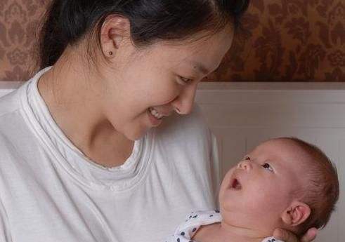 女婴出生6天后来“月经”，检查结果出来后，医生给宝爸上了一课