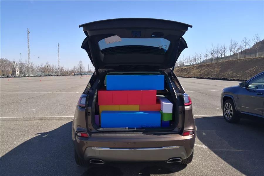 试驾jeep自由光2.0自吸,新款jeep自由光探享版越野视频