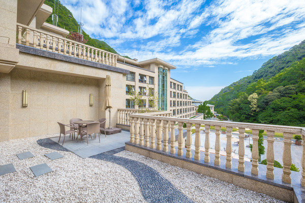 深藏在森林之中的温泉酒店，周末度假的好地方