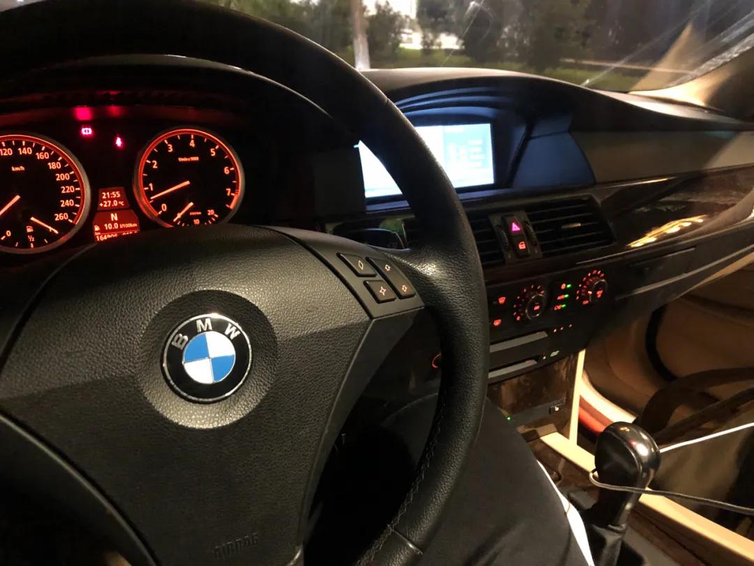 我，月薪2300，买了一辆巴伐利亚味的行政级轿车