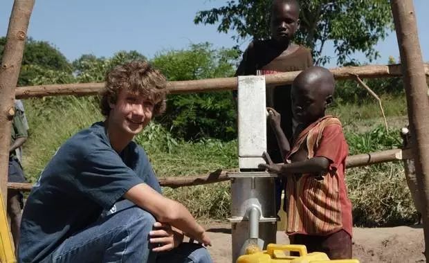 用零花钱给非洲挖了1000多口井，只因孩子的眼泪是那里最干净的水