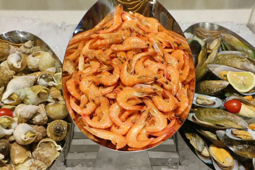 玄武湖畔这家星级自助吃到扶墙出！派送大闸蟹！海鲜小火锅畅刷