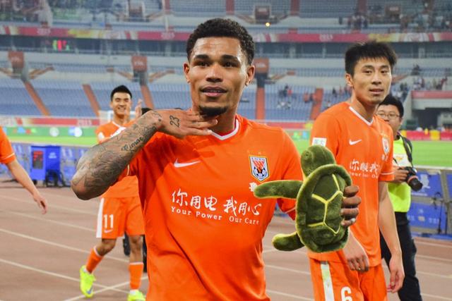 破案了！保利尼奥“特殊”庆祝动作疑早有策划，或是致敬鲁能！