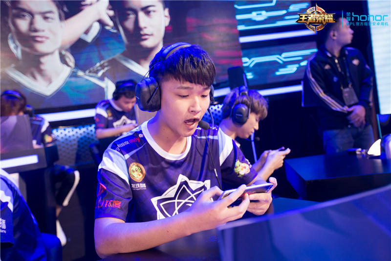 E星教练说不拿冠军不结婚，老板插手战队！这是走了AG的老路？