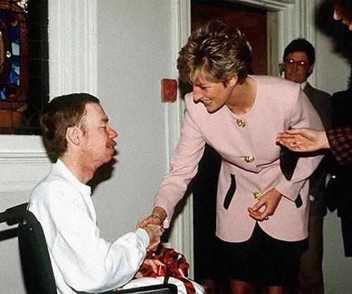 查尔斯王子和卡米拉王冠,英国查尔斯王子感染新冠确诊日期