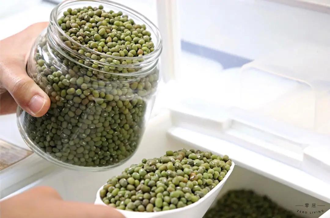 “裸卖”商店:食物都没有包装,想买东西要自己带上容器