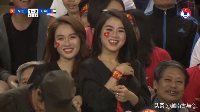 越南女球迷样貌出众，爆红网络，多次在赛场为越南国足加油被关注
