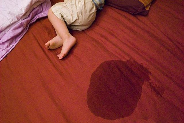 两周半宝宝尿床该不该训斥,宝宝尿床怎么开导