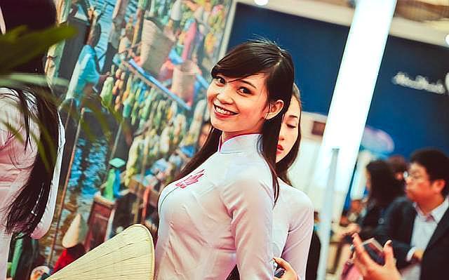 中越边境一河之隔越南美女,与越南一水之隔