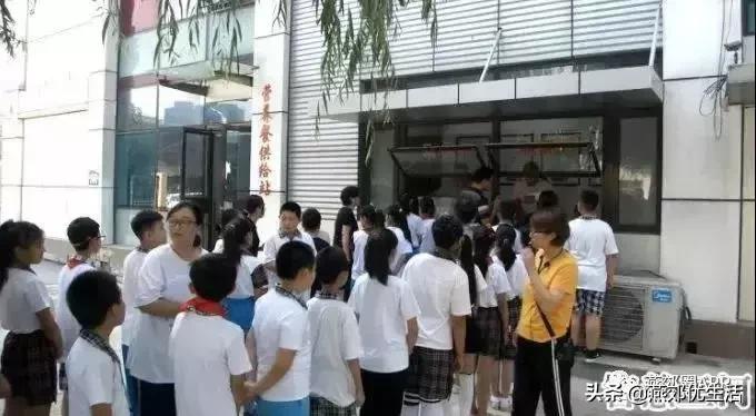 家长怒斥天津学校配餐事件,燕郊学校被曝光的事情