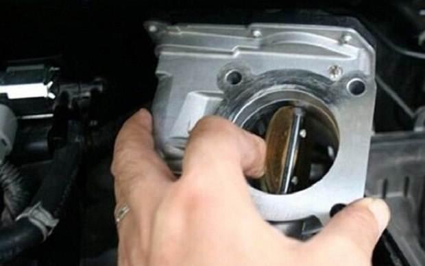 汽车越开越没劲？老司机：这个零件有毛病，自己动手清理就搞定
