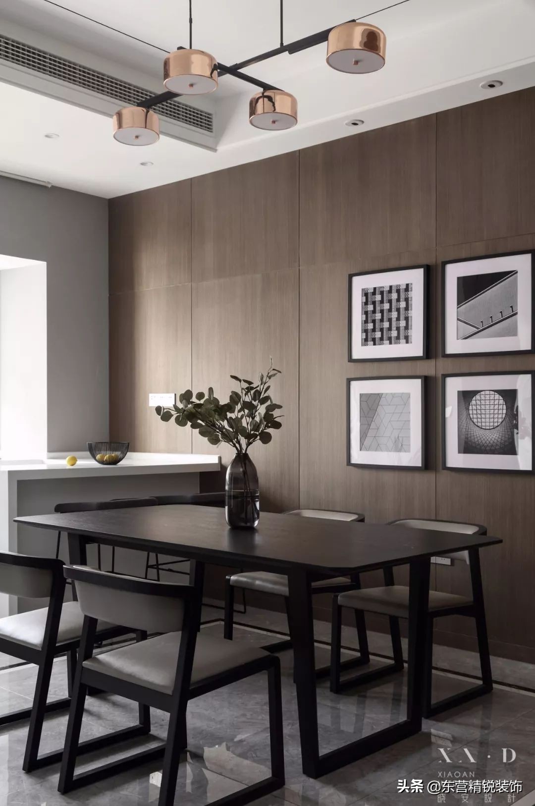 主卧背景墙护墙板装修效果图大全,100平方现代轻奢护墙板装修多少钱