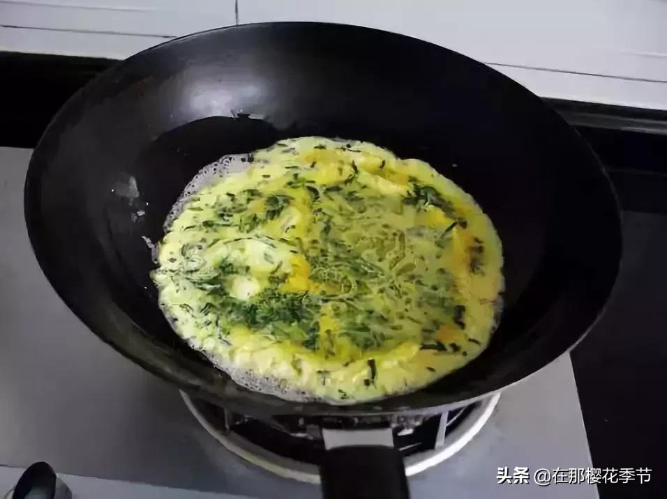 一位客家妈妈用艾草煮水给儿子洗澡，结果万万没想到.