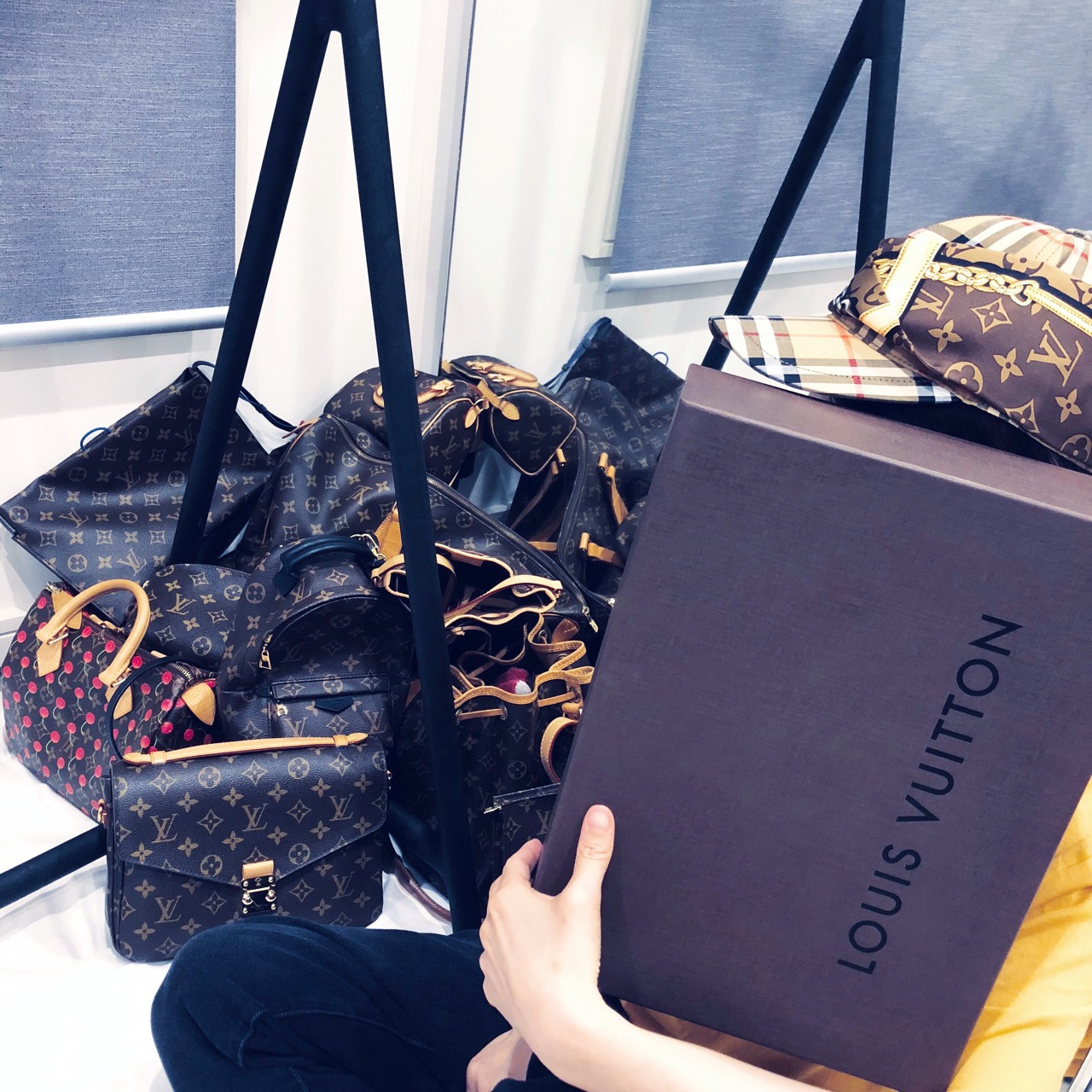 lv包包老花双面测评,lv老花包上面都有lv吗