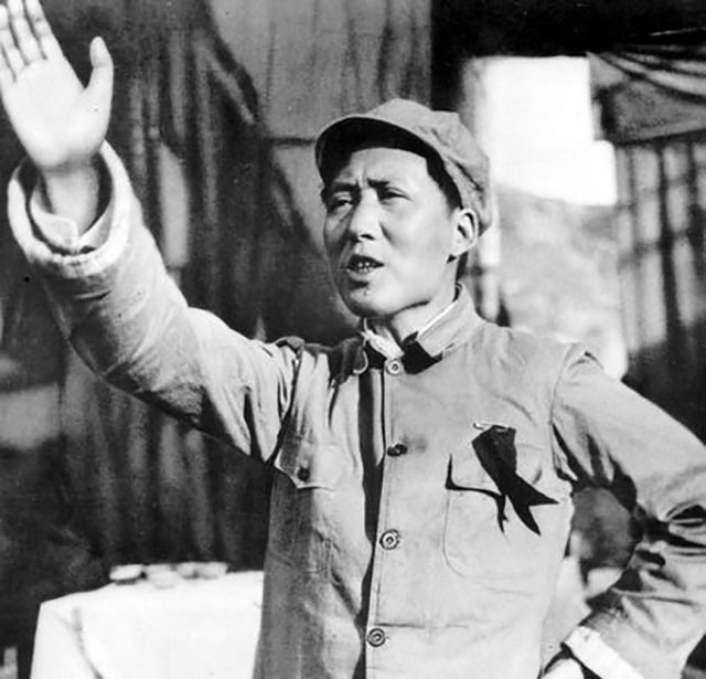 毛主席看到与母亲的合影，激动地用土话问道：咯是从哪里拱出来的