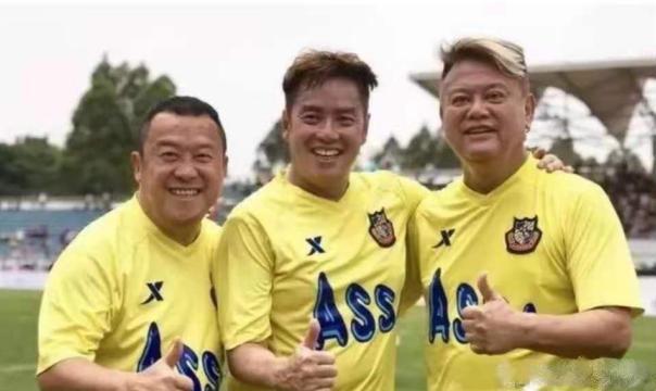 谭咏麟踢25号球视频,谭咏麟足球比赛热身