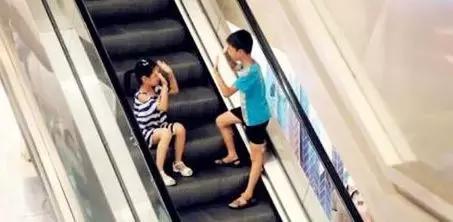 女子抱娃时意外摔倒原视频,婴儿扶梯坠亡事件