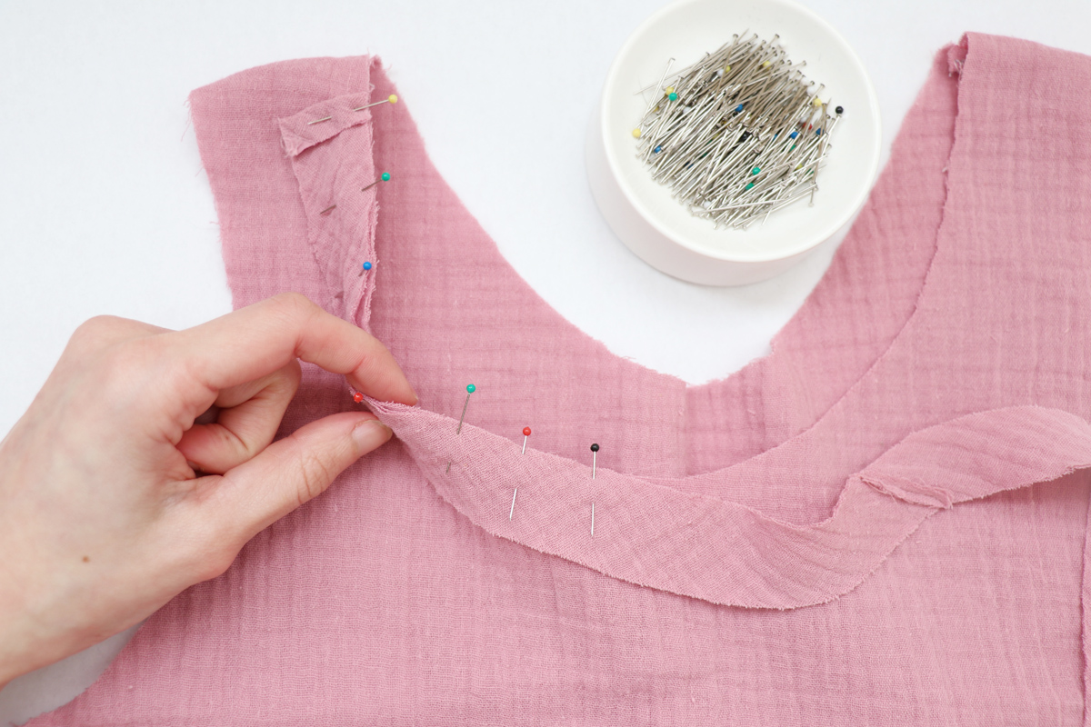 领口和领子的缝合方法,v领领口中间有三针平针缝合方法