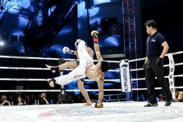 中国泰拳第一人韩飞龙,韩飞龙三次读秒ko泰拳王