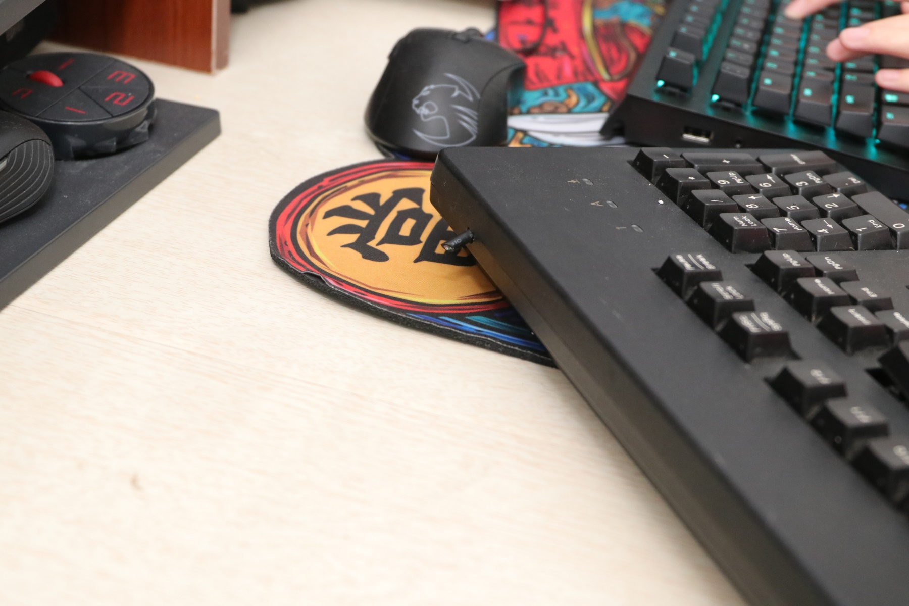 3494机械键盘,不到百元的青轴高颜值键盘