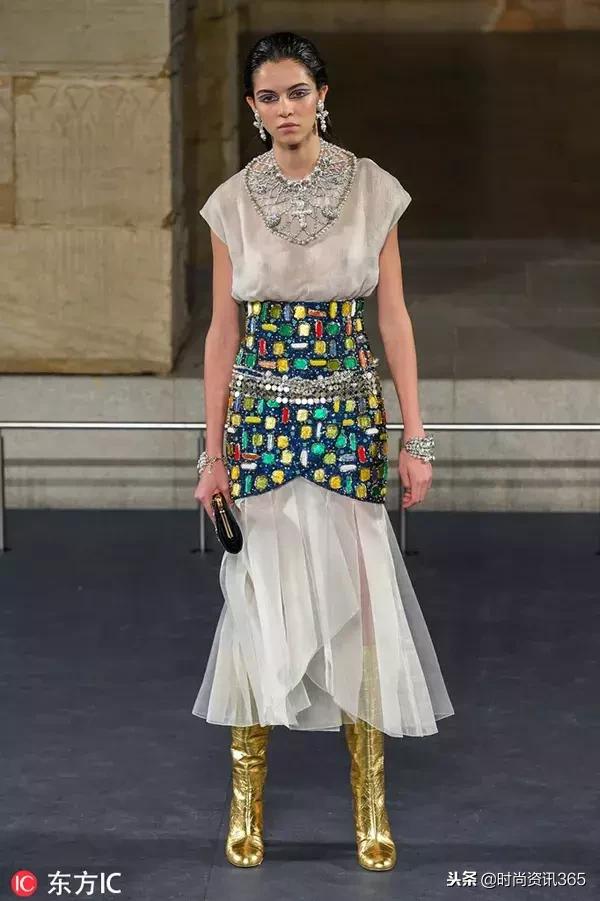 “埃及风”也刮到了时尚圈？CHANEL用金丝银线为你解答！