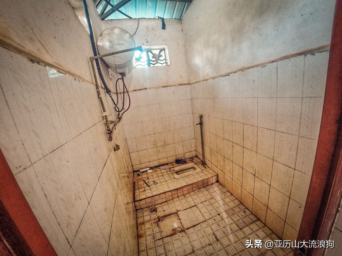 中缅边境的佛寺,旅途中遇到藏区僧人