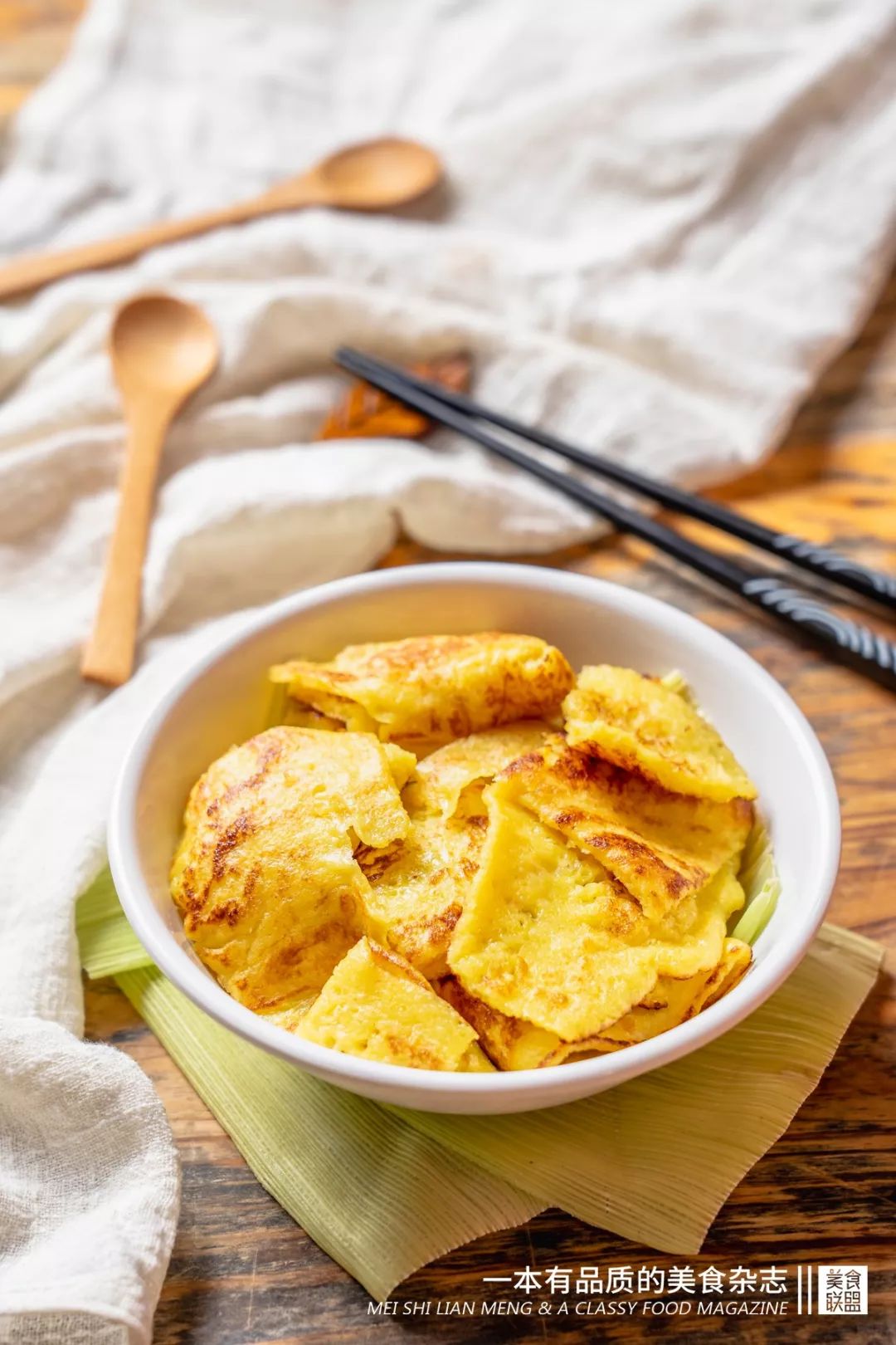 大叔自创鸡蛋饼从2元卖到10元,小伙摆摊卖了3年鸡蛋饼