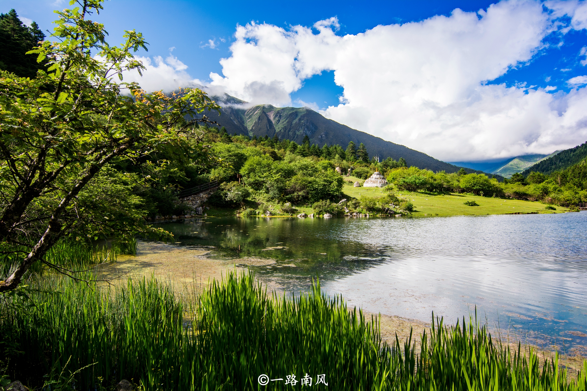 探寻四川甘孜自治州的神秘风光,甘孜州甲居藏寨风景