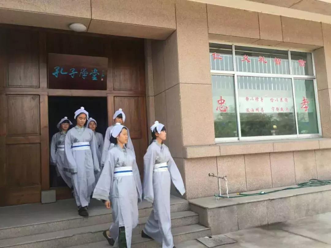 济南大千教育：青春期女孩不爱学习，爱打扮，父母如何正确引导?