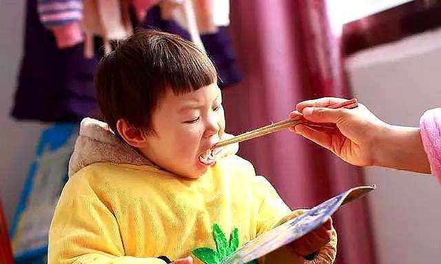孩子一顿饭吃两个多钟头怎么办,孩子吃饭太慢一碗饭吃一个多小时