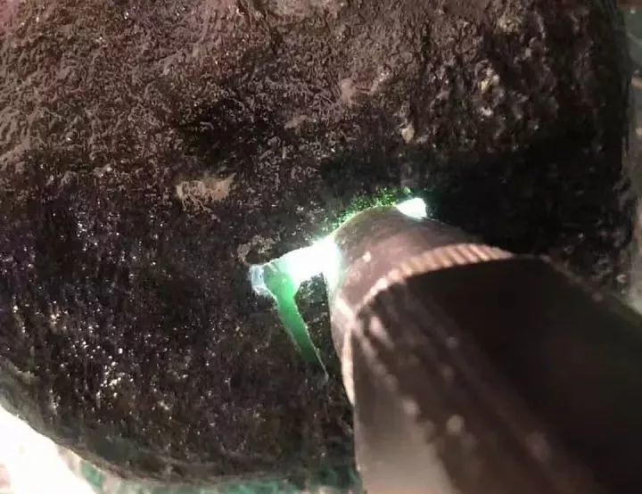 赌石为什么有十赌九输,花两万买的翡翠是不是真的