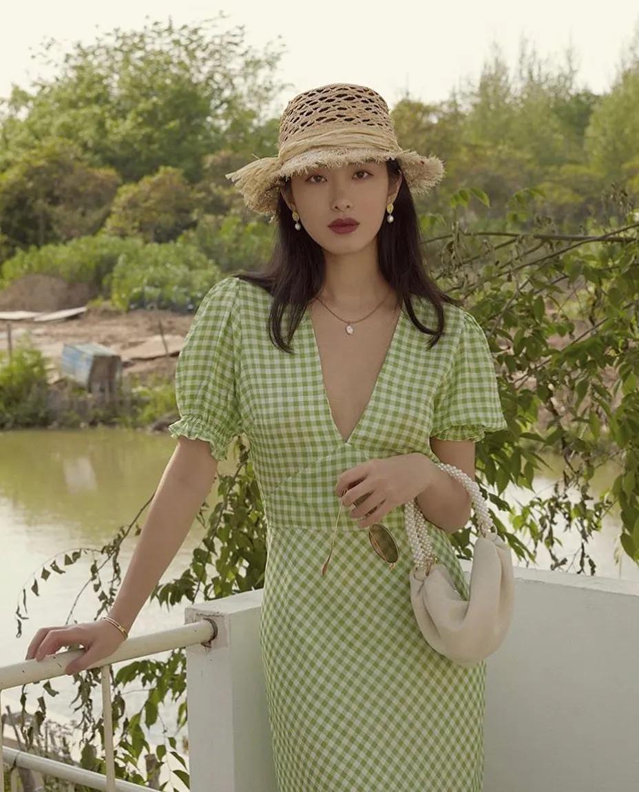 钟楚曦的包包里有什么,钟楚曦杨采钰宋妍霏