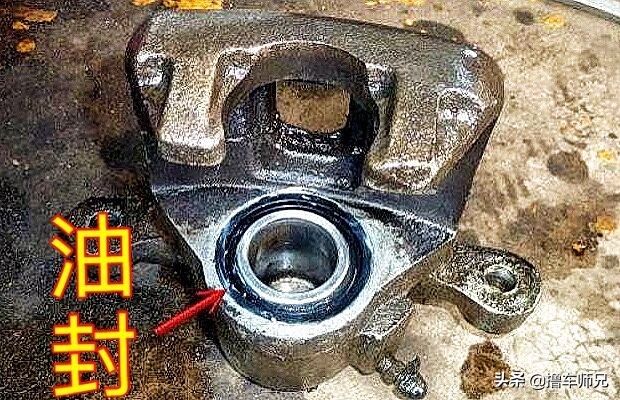 开车刹车突然咯噔一下,启动汽车时刹车踏板下沉怎么回事