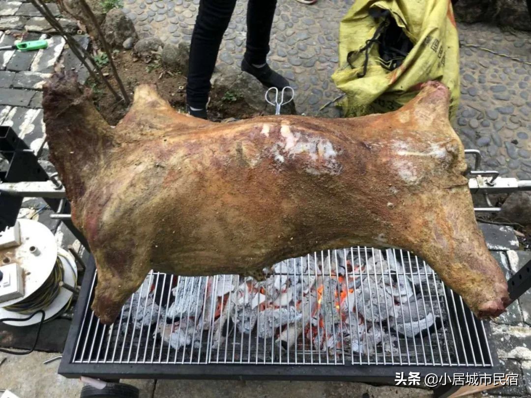 组队去火爆的玻璃屋民宿，星空下围炉火锅烧烤，唱k麻将，放烟花