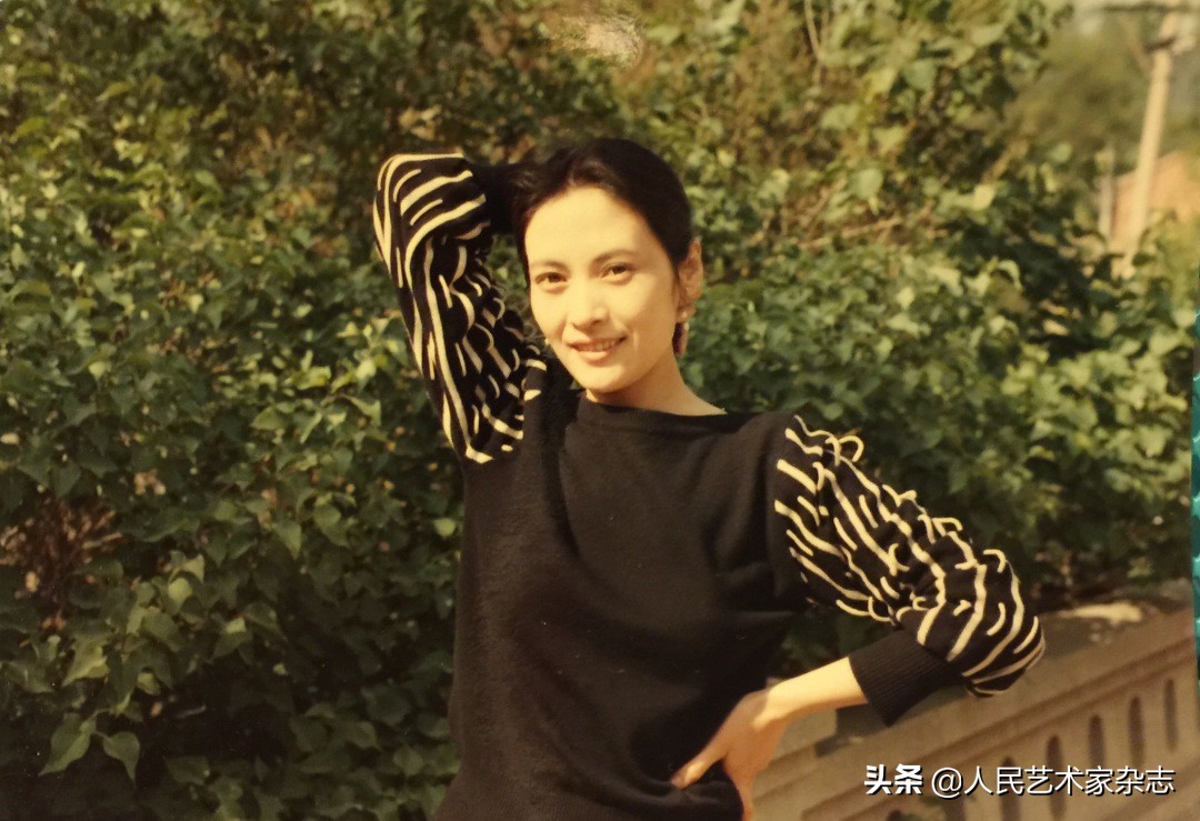 她是80年代长影厂当家花旦，19岁因报幕被选中出演平原游击队，中年无戏可拍，复出电影由钟南山担任顾问