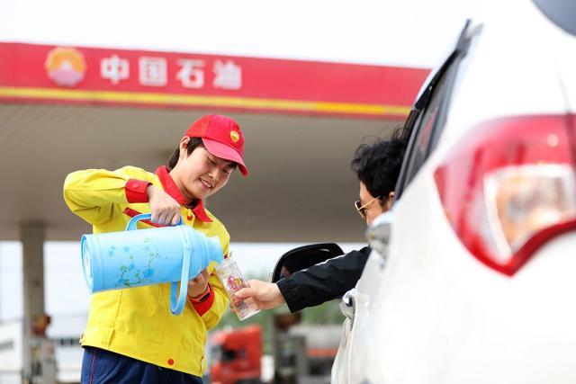 加油站员工每月工资一万多咋回事,加油站员工一个月多少钱