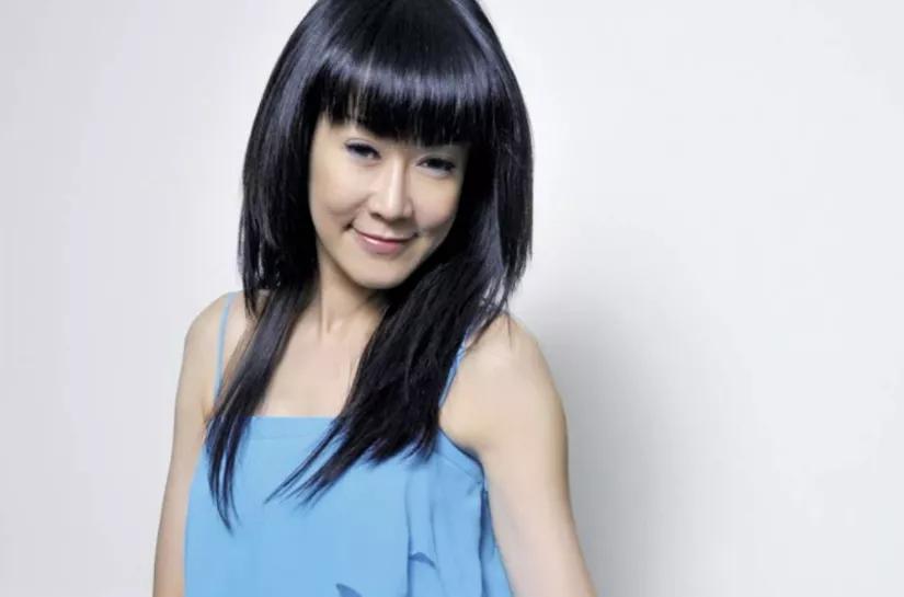 卖假包骗闺蜜！被虚荣心毁掉的女星丁小芹，从康熙女神沦为罪犯