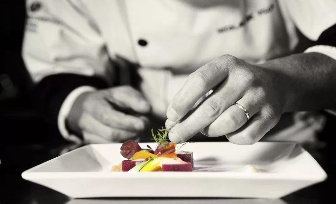 中餐走向海外：除了李子柒，主要还是靠机器人？|地新引力