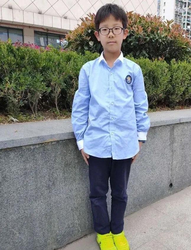 升旗手护旗手上升旗台步骤,升旗和护旗手的简短讲话