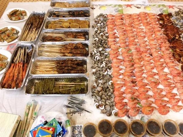 80后小伙阿里边上开4家烧烤摊,湖北小伙深夜卖烧烤