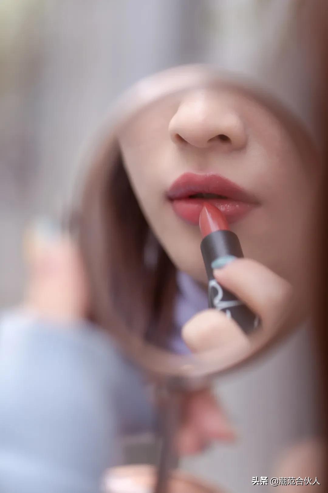 李佳琦omg这个产品也太好用了吧,李佳琦被称为美妆界的代名词