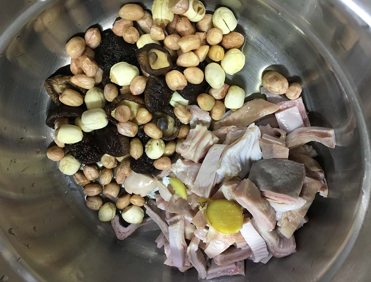 后厨阿姨餐具清洗,后厨阿姨打扫卫生视频