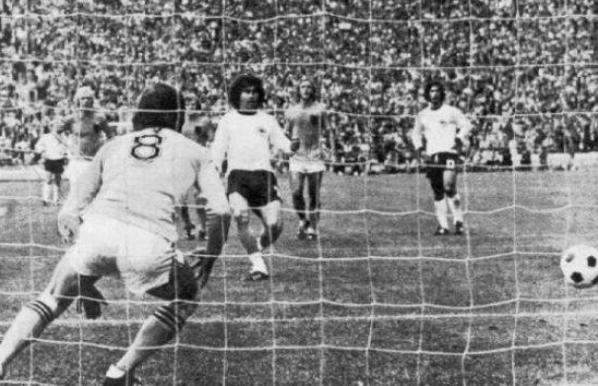 足球场上最精彩的乌龙球是哪一粒,足球场上最诡异的球