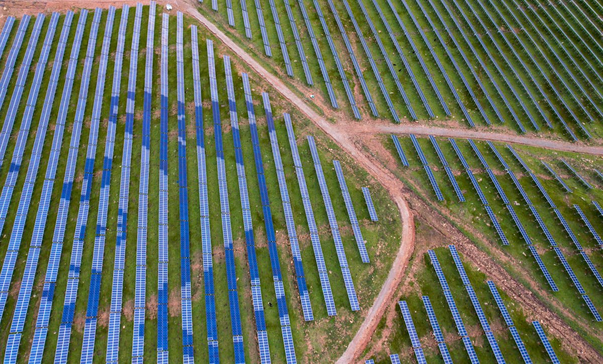 厉害了我的国！*藏西**昌都草原上发现一望无际的牧光互补太阳能基地