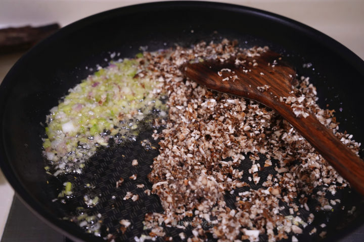 煎牛排大火会糊吗,煎牛排温度高黄油糊了