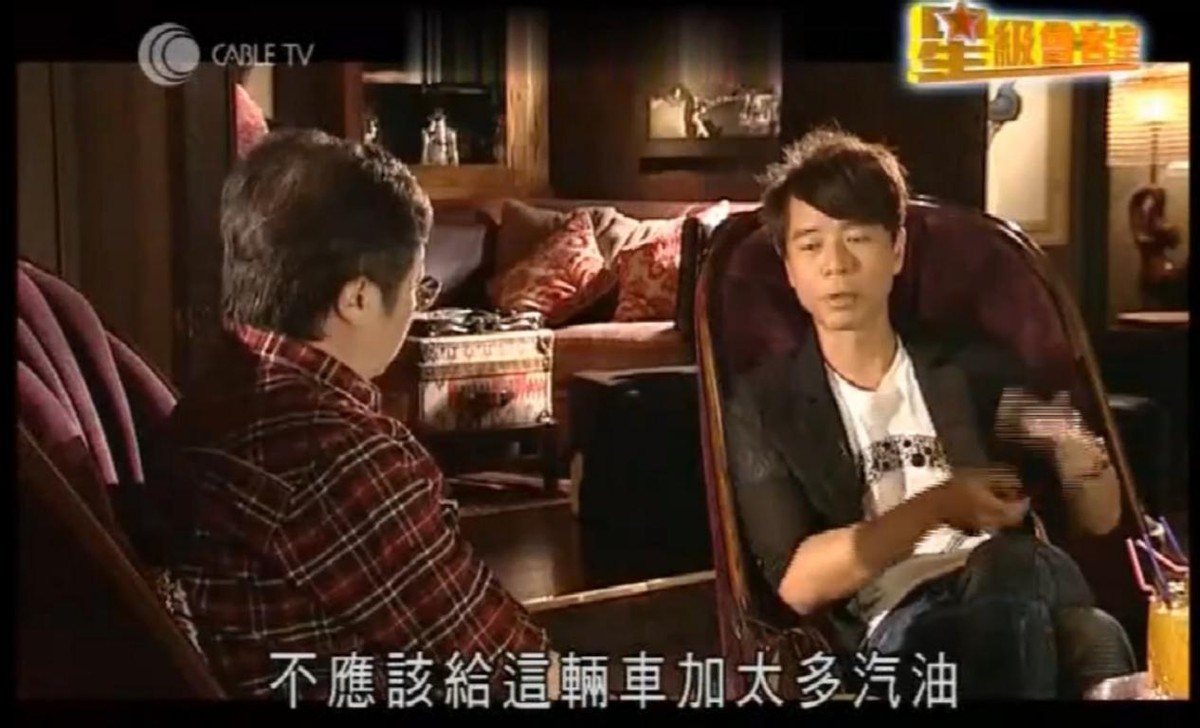 54岁李克勤为房贷被迫喝酒，携港姐嫩妻聚餐，透好声音不火原因