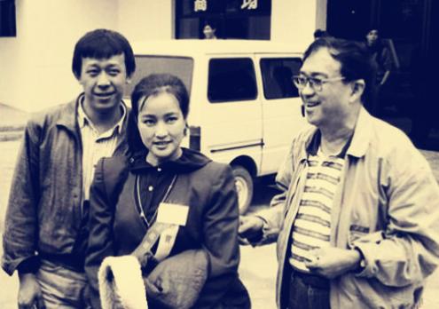 69岁刘晓庆和妹妹罕见同窗照片,刘晓庆的家庭背景