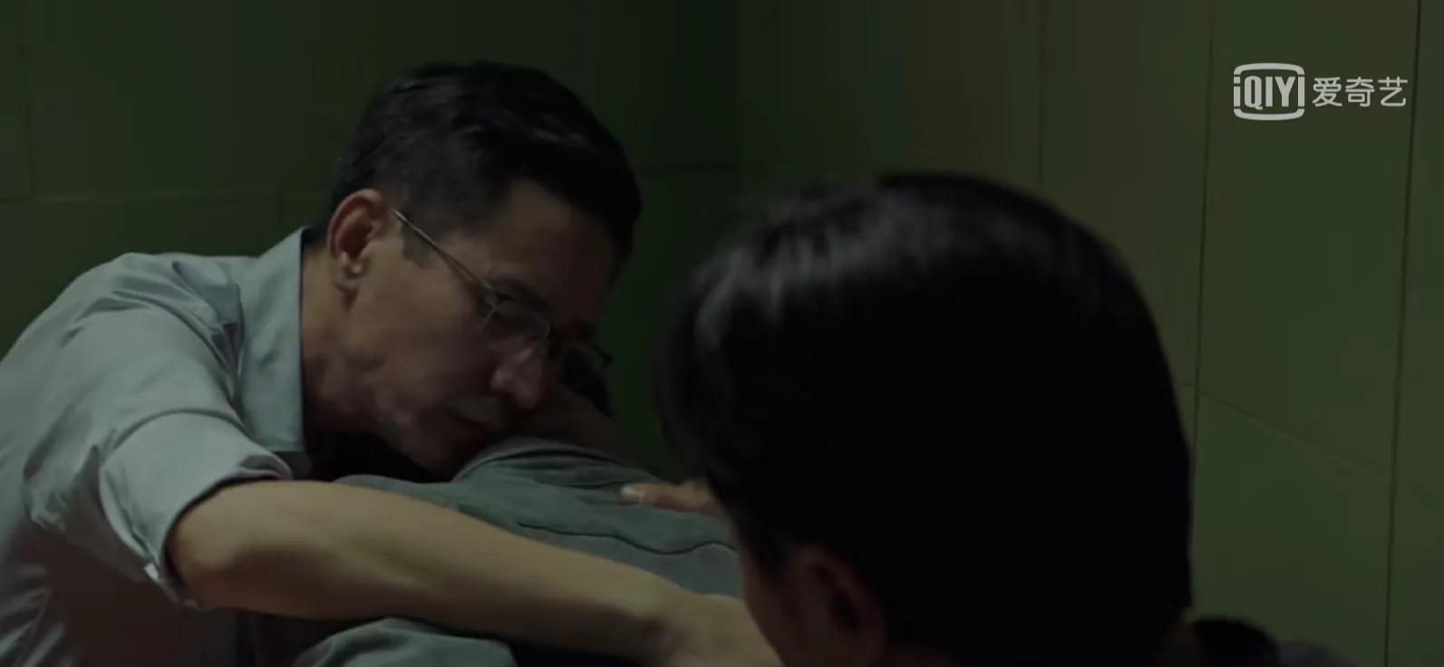 沉默的真相——幽暗的角落中等待划破黑暗的一束光