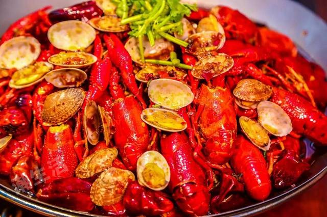 用牙开啤酒把酒瓶咬碎了,用牙开啤酒盖